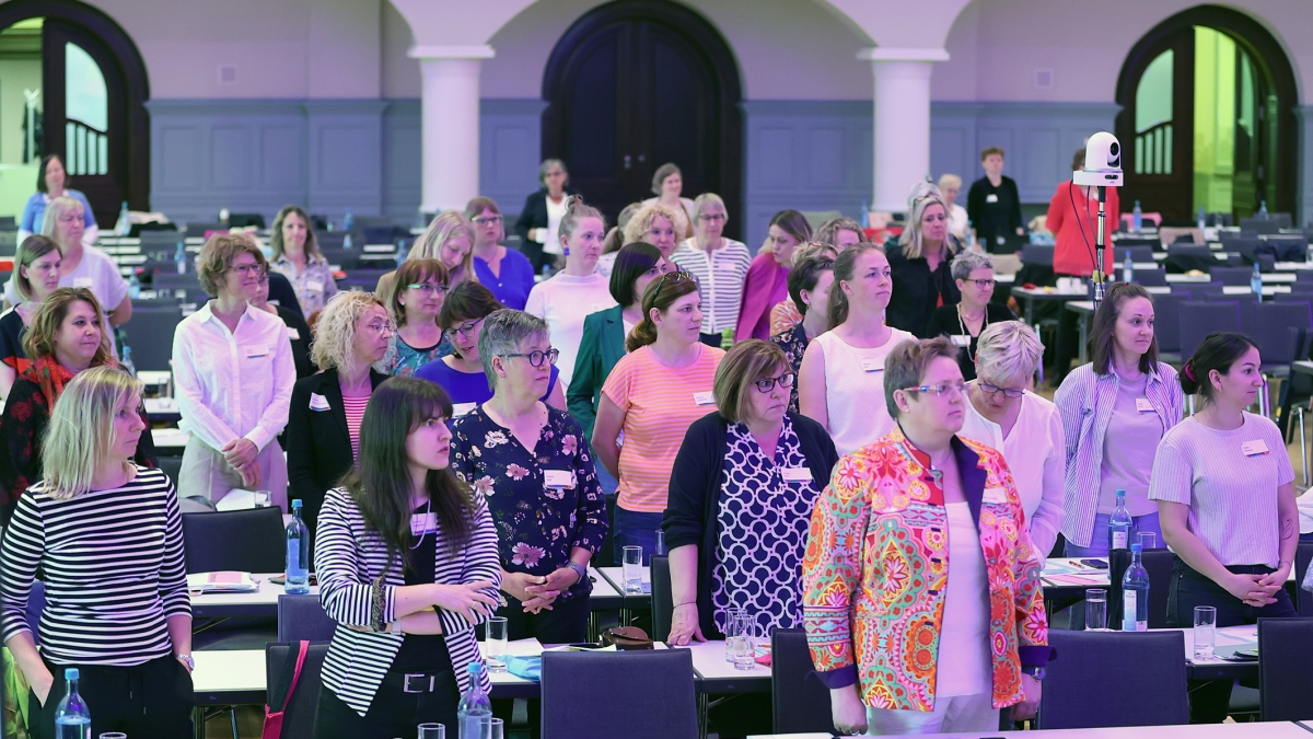 viele Frauen stehen im Saal