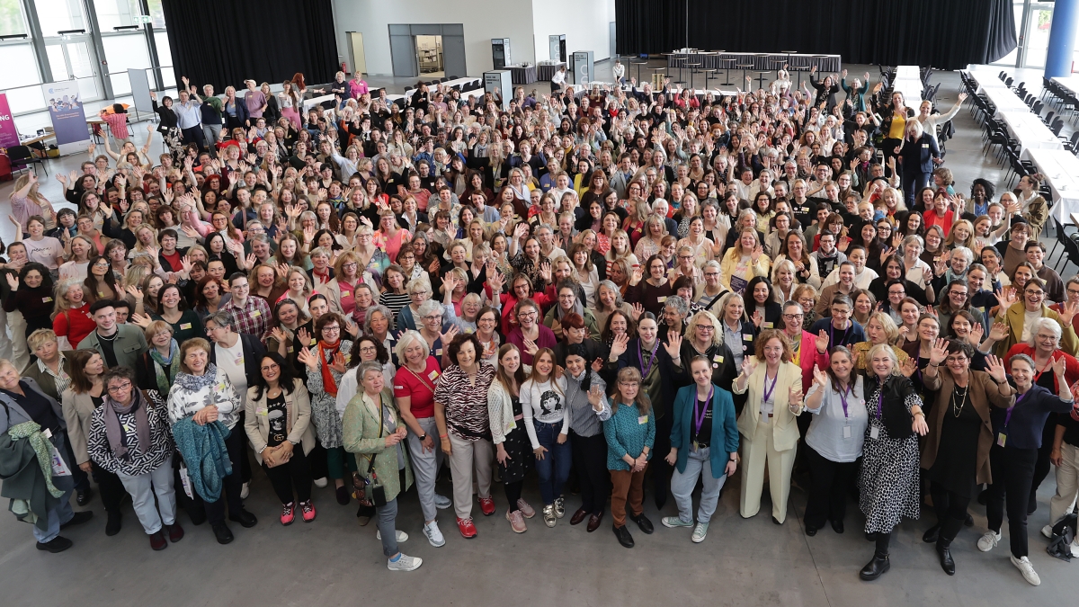 mehr als 450 Frauen