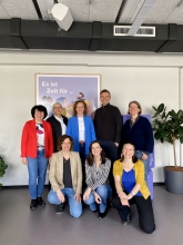 Gruppenbild mit sieben Frauen und einem Mann