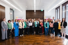 alle Preisträgerinnen, Jury und Repräsentantinnen stehen als Gruppe zusammen