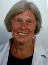 Frau mit kurzen Haaren und weißem Hemd