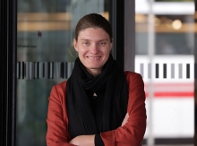 Frau mit Schal und roter Bluse