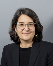 Frau mit schulterlangen braunen Haaren und Brille