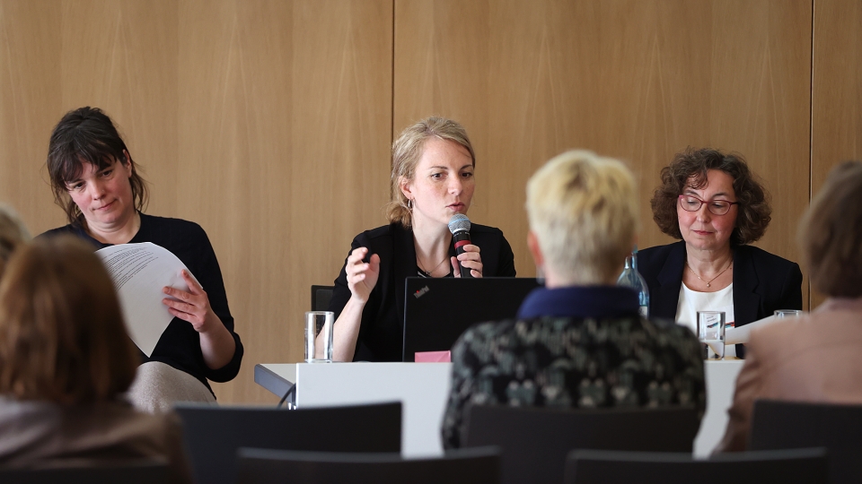 mehrere Frauen diskutieren