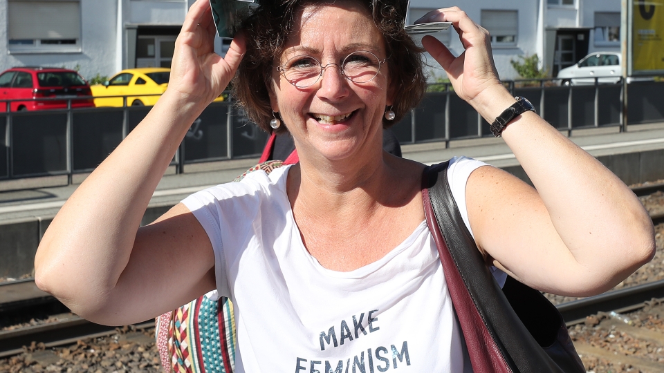 Frau mit T-Shirt: make Feminism great again