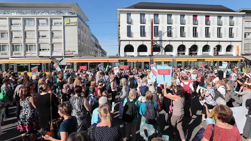 viele Demonstrantinnen in Innenstadt von Karlsruhe