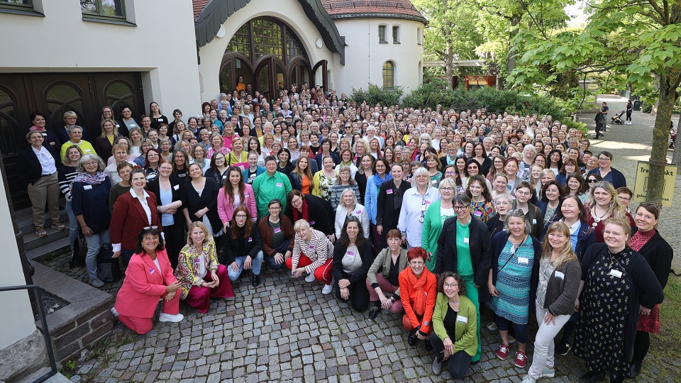 alle Teilnehmerinnen stehen zusammen hinter der Messe