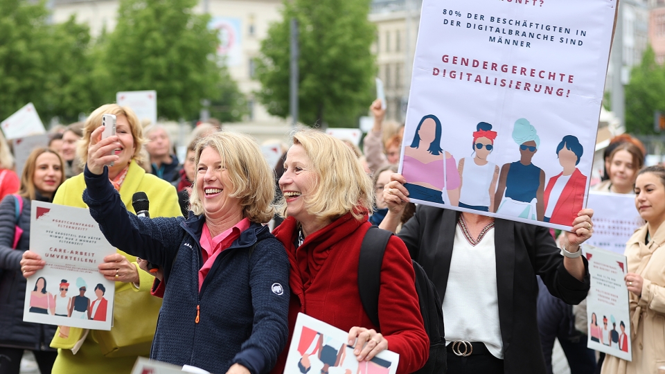 Frauen demonstrieren mit Plakaten in Leipzig