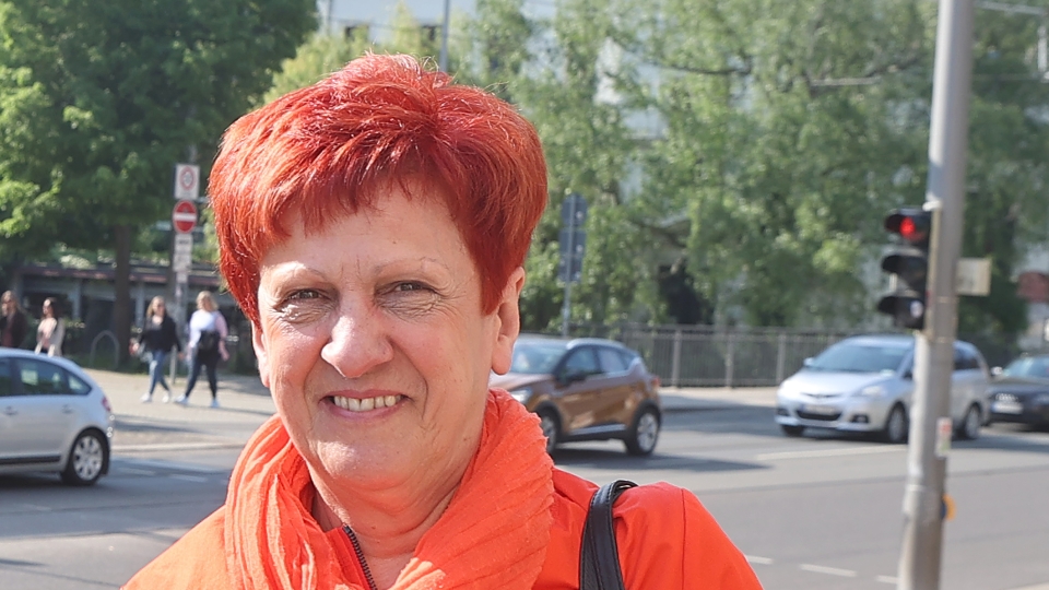 Portrait von Genka Lapön, Frau mit roten kurzen Haaren