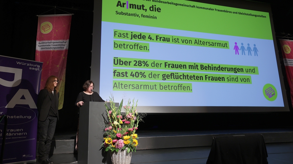 Bühne mit Projektion Armut, die
