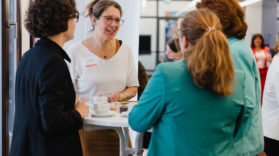 4 Frauen um Stehtisch