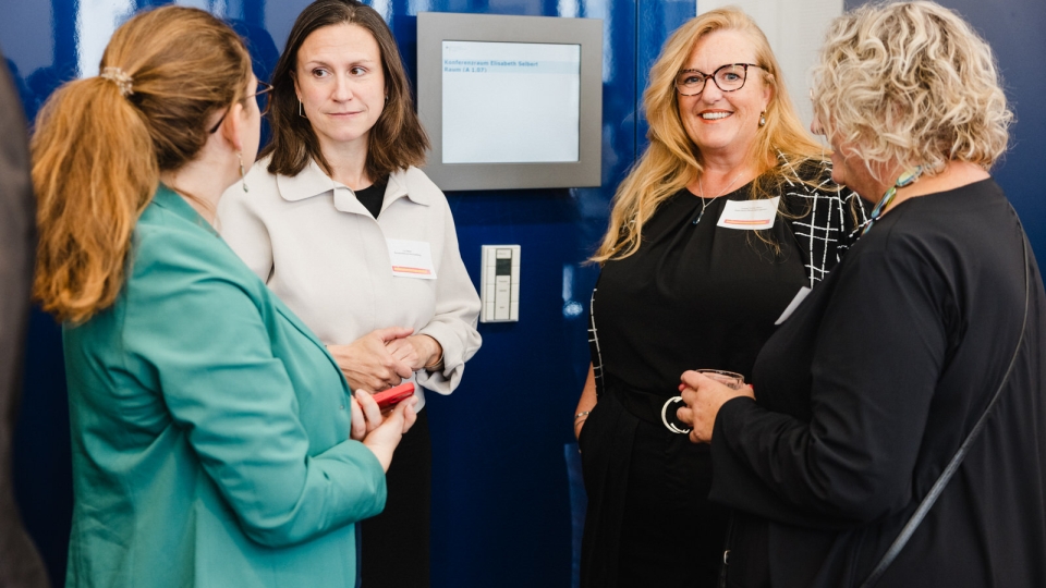 vier Frauen am Tisch