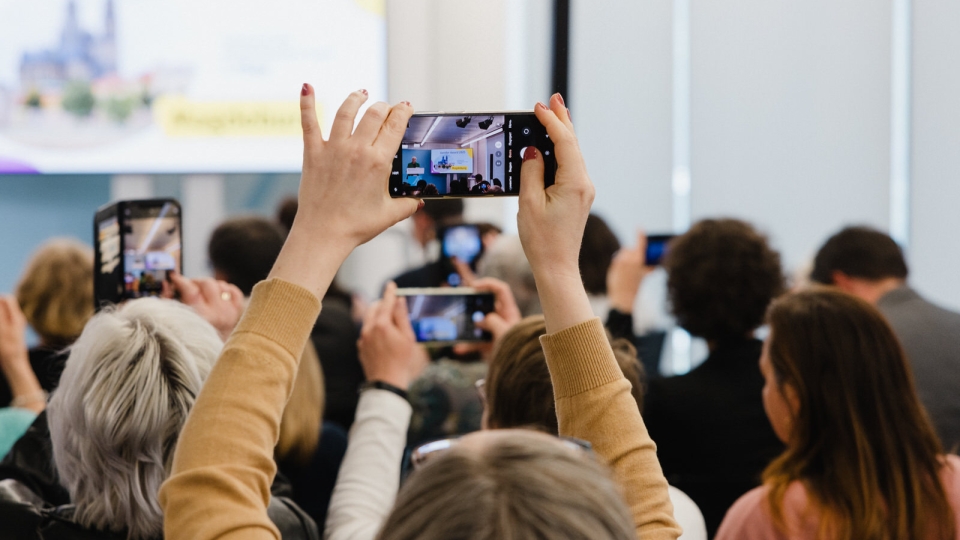 Totale vom Saal mit Handyfoto