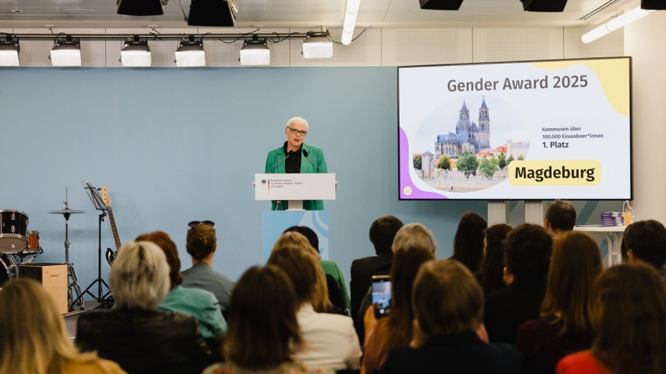 Totale vom Saal mit Rednerin am Pult
