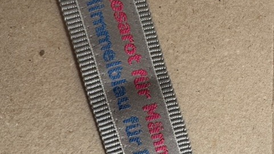 Schlüsselanhänger mit Aufschrift rosarot und himmelblau