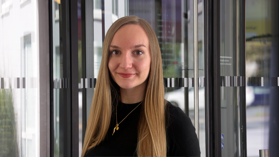 Frau mit blonden glatten Haaren