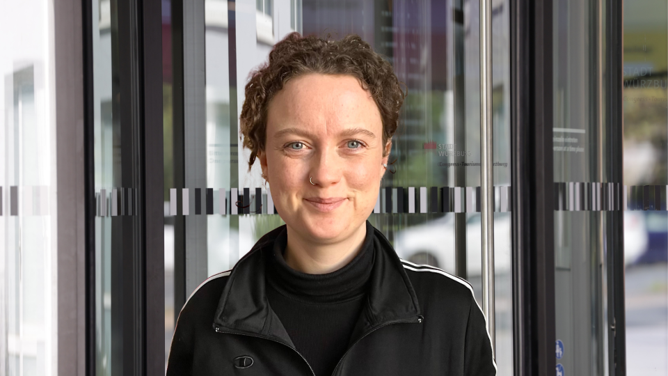 Frau mit dunklen gewellten Haaren