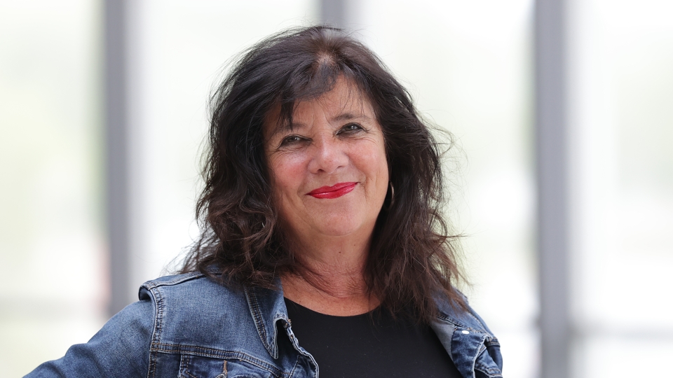Frau mit offenen dunklen Haaren