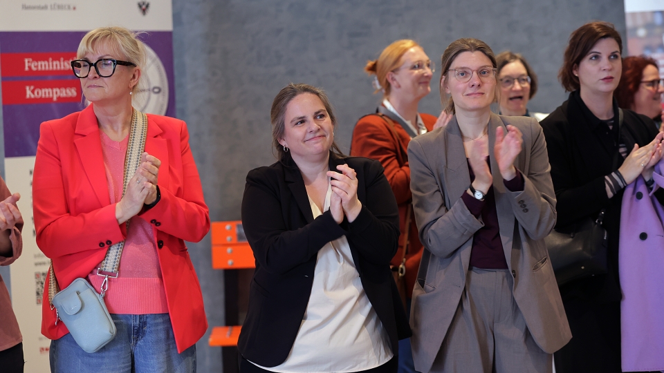 vier Frauen applaudieren