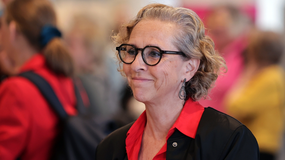 eine Frau mit grauen Haaren und Brille