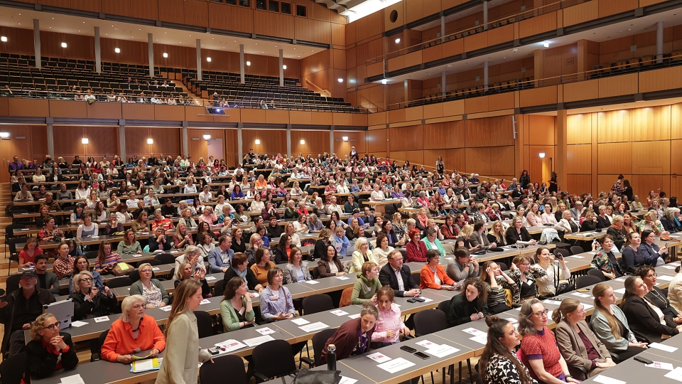 Saal voller Frauen an Tischen