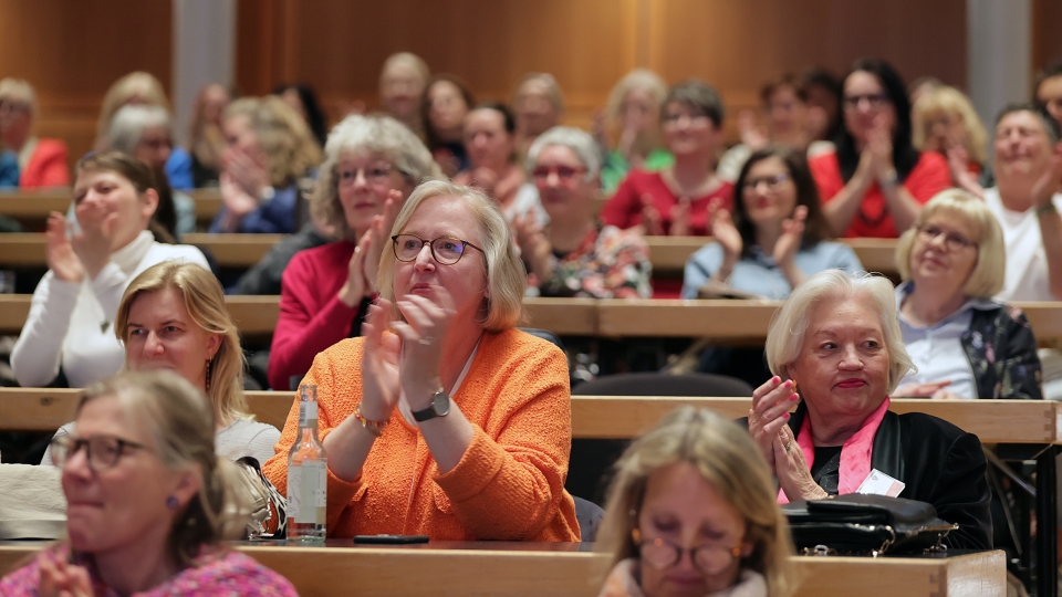 Teilnehmerinnen an Tischen im Kongressaal