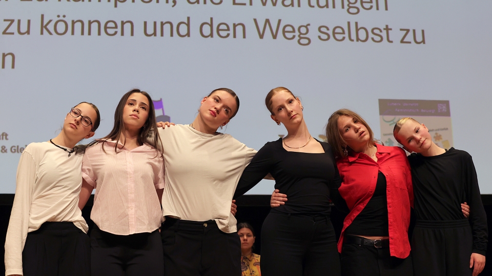 Theatergruppe steht nebeneinander