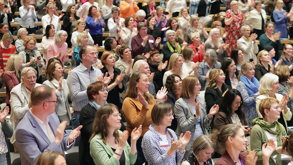 viele Frauen stehen und applaudieren