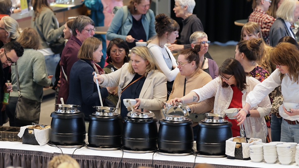 viele Menschen stehen an für Suppe