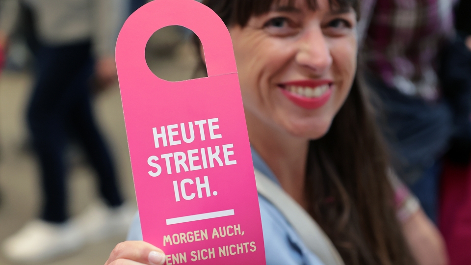 Frau mit Schild "heute streike ich"