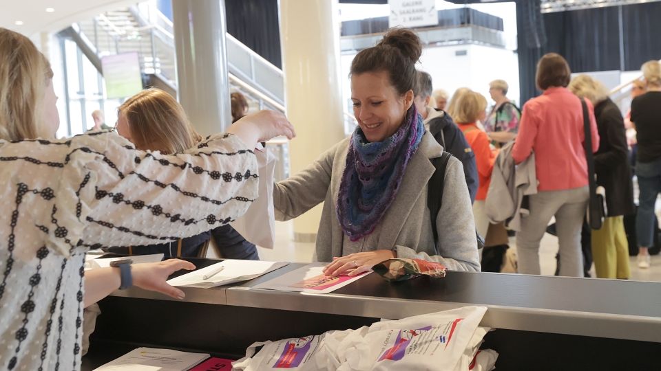 Frau am Infostand