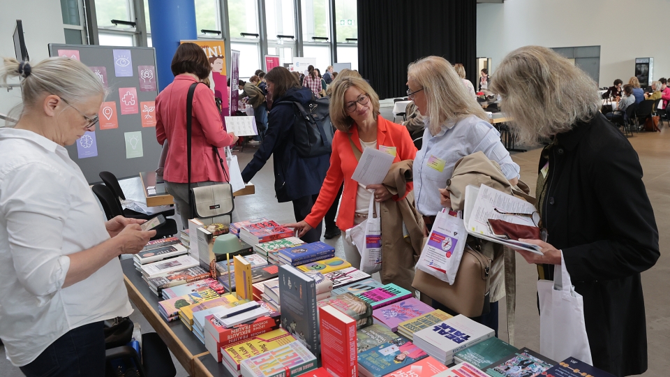 Frauen am Infostand