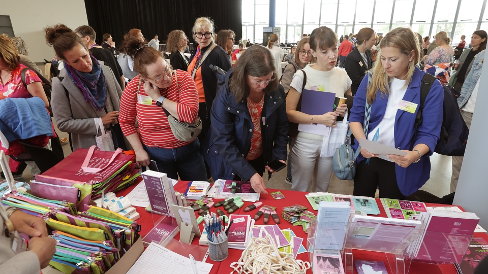 Frauen am Infostand
