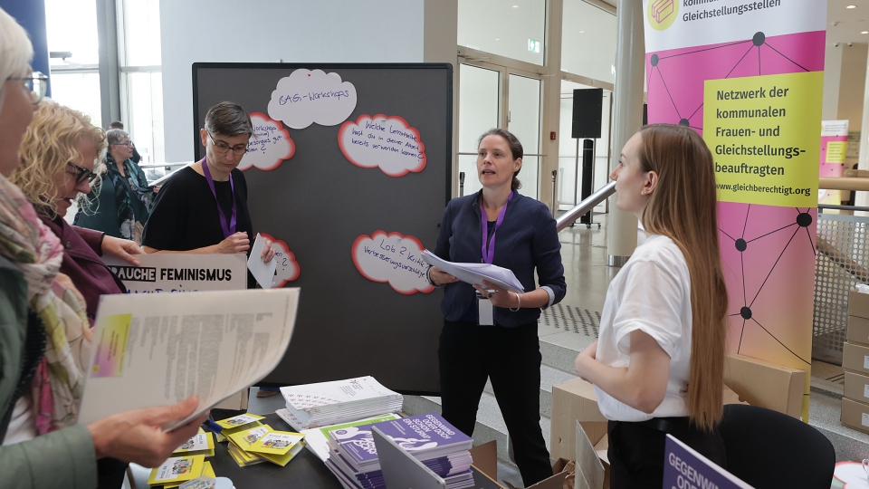 zwei Frauen am Infostand