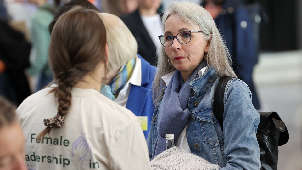 zwei Frauen unterhalten sich