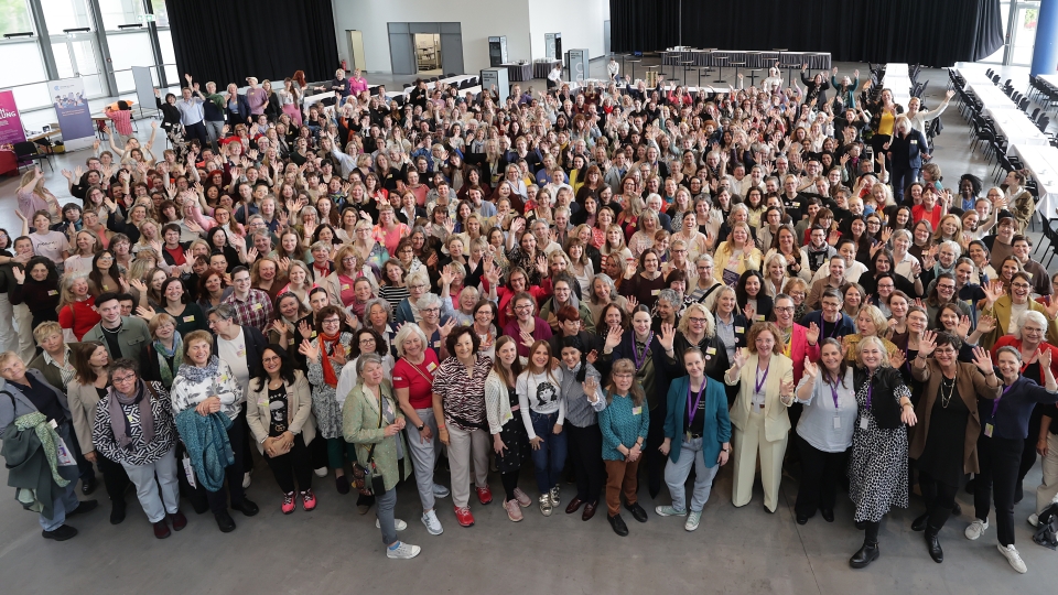 mehr als 450 Frauen