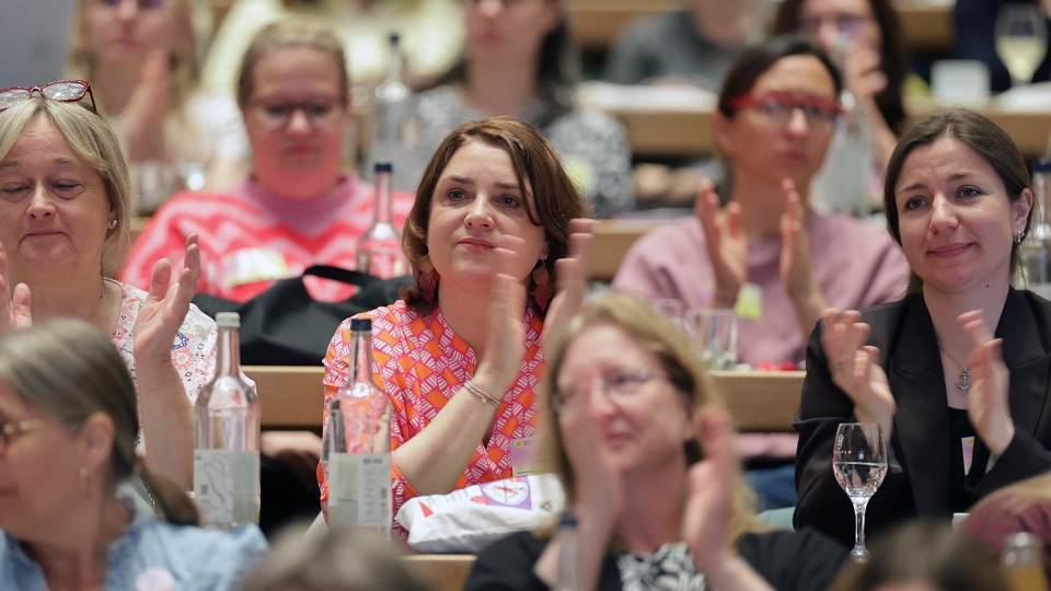 mehrere Frauen applaudieren