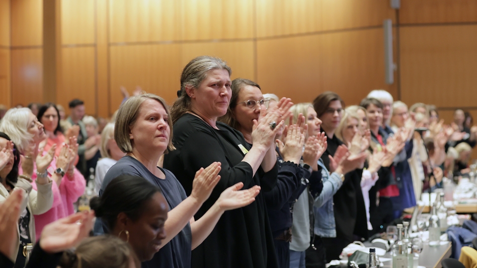 Frauen spenden stehend Applaus