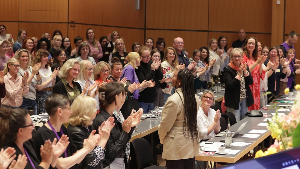 stehende Frauen applaudieren für die Landesministerin