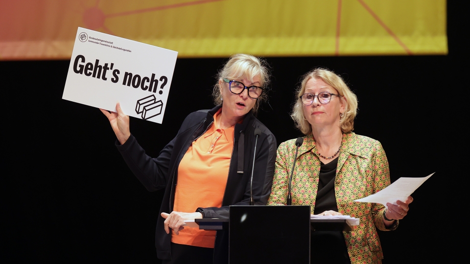 zwei blonde Frauen mit einem Schild gehts noch