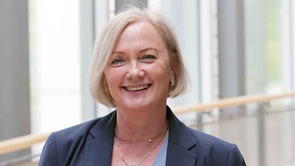 Frau mit kurzen blonden Haaren
