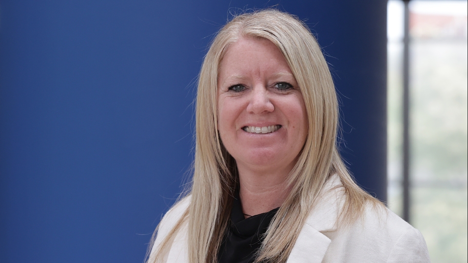 Frau mit langen blonden Haaren