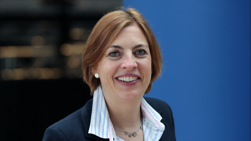 Frau mit kurzen Haaren und Jackett
