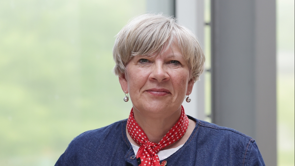 Frau mit kurzen Haaren und rotem Halstuch