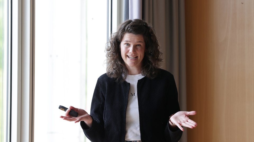 dunkelhaarige Frau mit Locken spricht