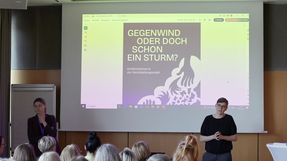 Vortragende Person vor Publikum 