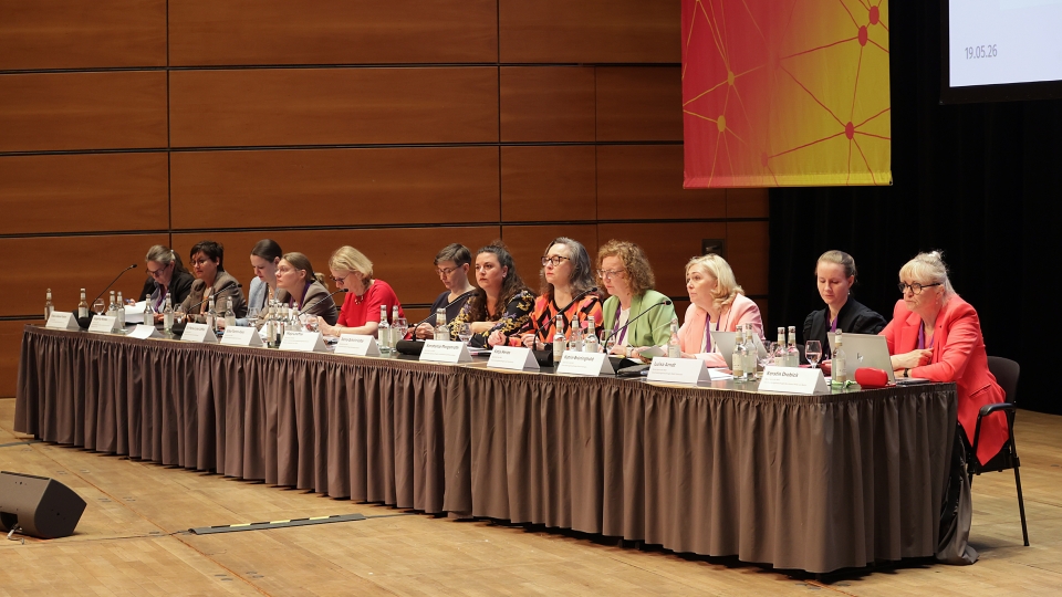 viele Frauen an einem Tisch auf der Bühne