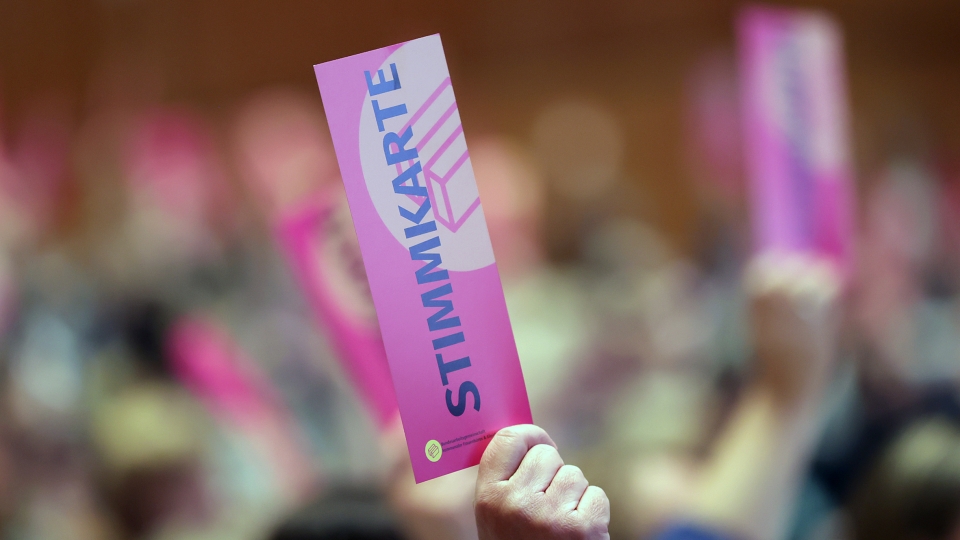 pinke Karte mit Text Stimmzettel