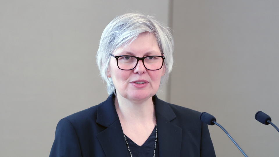 Frau mit Brille und weißen mittellamgen Haaren