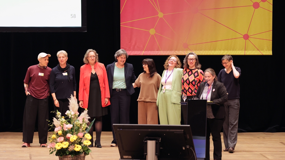 viele Frauen auf der Bühne